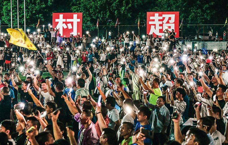 现场实况:现场观众的热情互动瞬间 现场实况:现场观众的热情互动瞬间