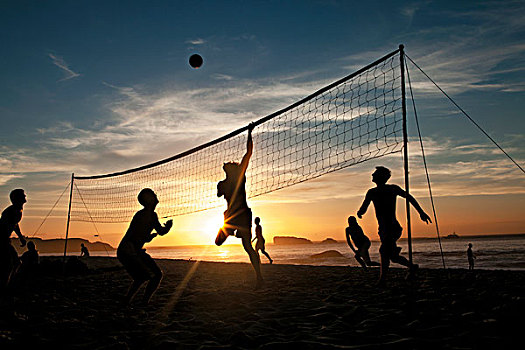 米兰体育APP在线-沙滩排球：阳光与沙滩上的较量