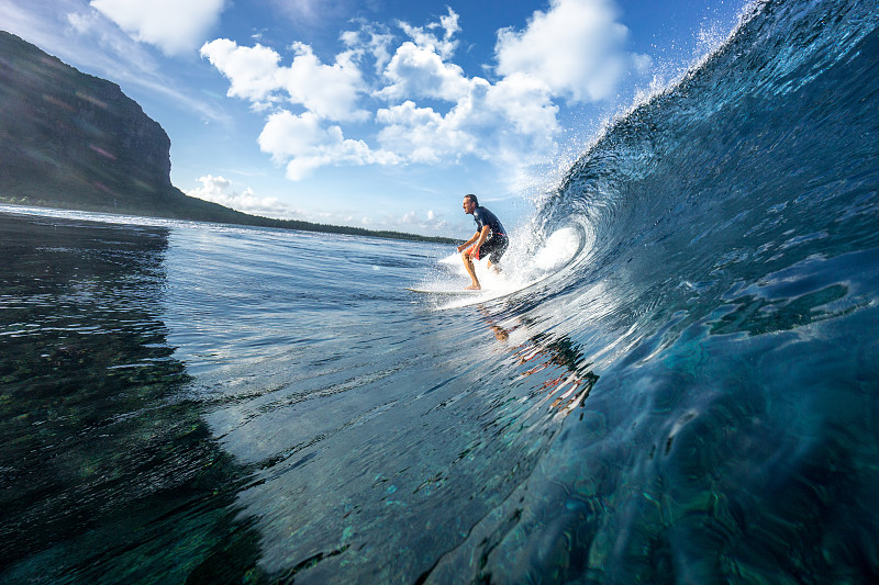 冲浪比赛掀起海浪,感受海上狂欢盛宴 冲浪比赛掀起海浪,感受海上狂欢盛宴