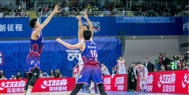 关键封盖：李磊封堵上海队最后一攻，场面沸腾！的简单介绍