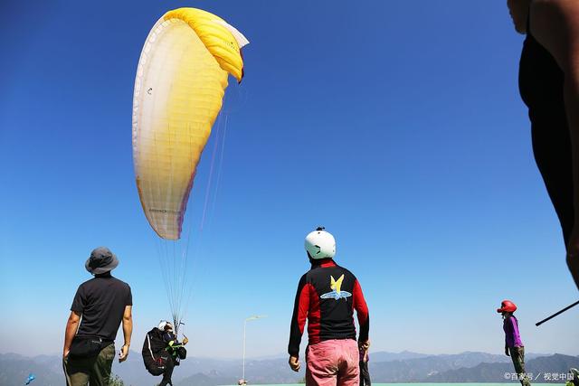 极限滑翔伞飞行比赛,俯瞰大地的壮丽风景的简单介绍 极限滑翔伞飞行比赛,俯瞰大地的壮丽风景的简单介绍