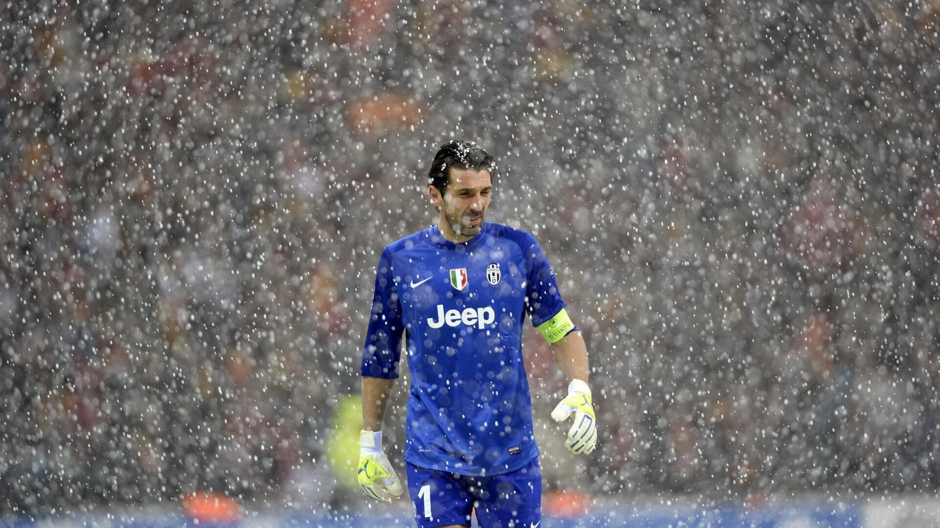 米兰体育在线-逆境奋战：那些勇敢冲破绝境的足球英雄，足球奋斗